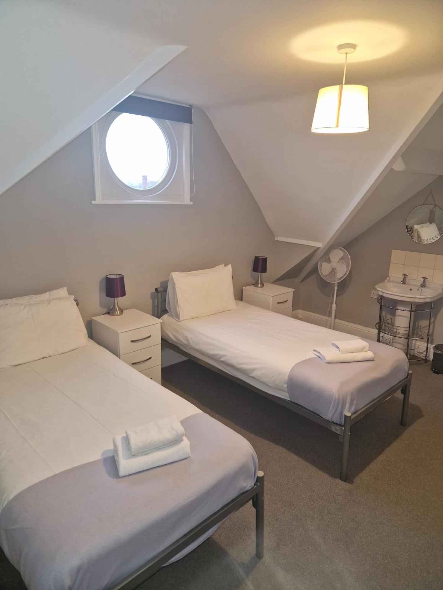 Hereford - Falcon House - Spacious 5 Bedroom House With Games Room - Sleeps 14 Guests - Great Property For Family & Friends Gathering Together - Hosted By Rentmyhouse Екстериор снимка